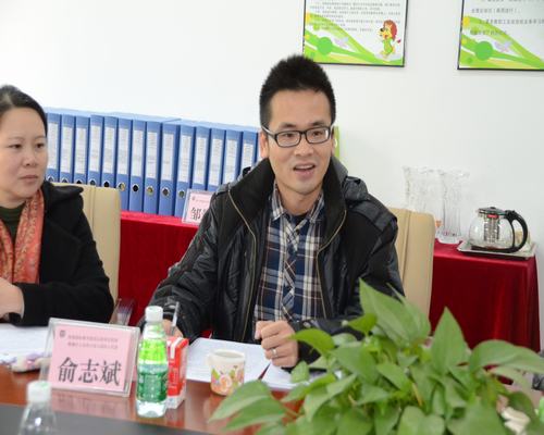 伟才集团公司经理、幼儿园法人俞志斌向专家组作汇报
